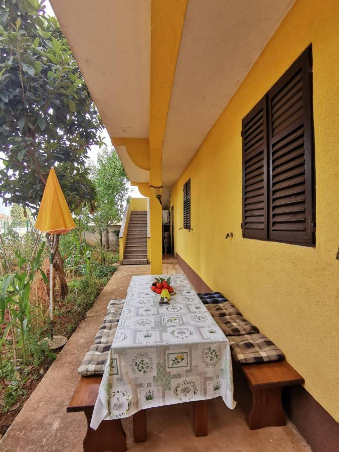 Apartment Dalmatini Tar-Vabriga Kültér fotó